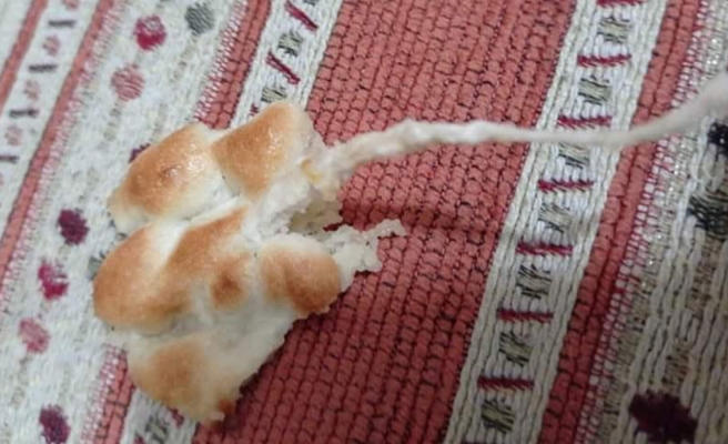 Urfa'da ekmeğin içinden iplik çıktı!