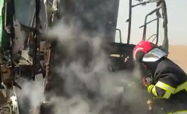 Şanlıurfa'da pamuk yüklü kamyon alev alev yandı
