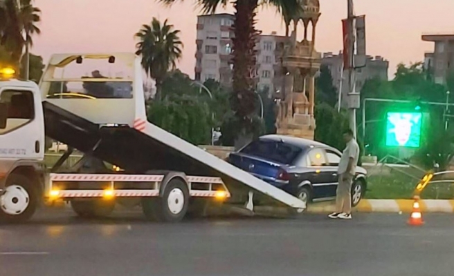 Şanlıurfa'da otomobil refüje çıktı