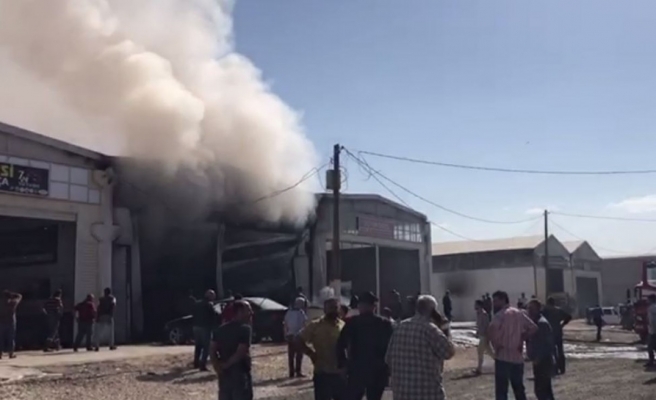 Urfa’daki tır kazası iş yerini kül etti!