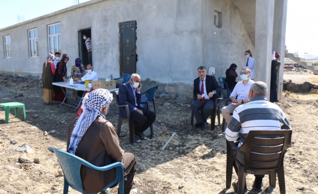 İl Sağlık Müdürü Gülüm vatandaşları aşıya ikna ediyor