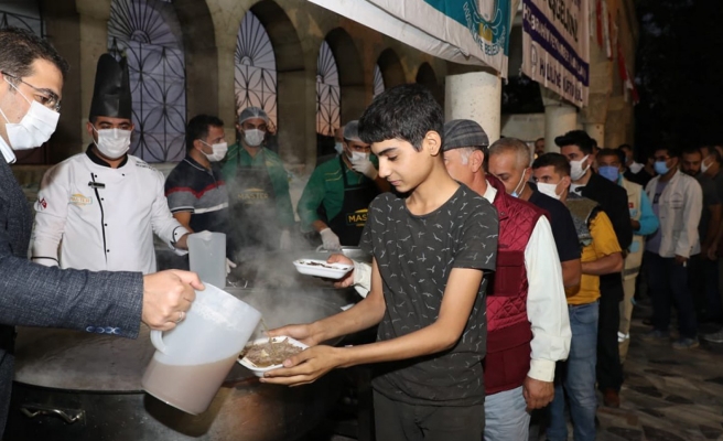 Şanlıurfa'da binlerce vatandaşa tirit ikramı