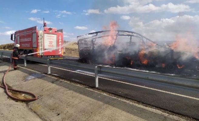 Siverek'te tır alevlere teslim oldu