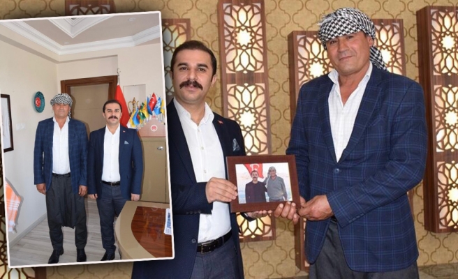 Muhtardan Urfalı kaymakama yöresel sürpriz