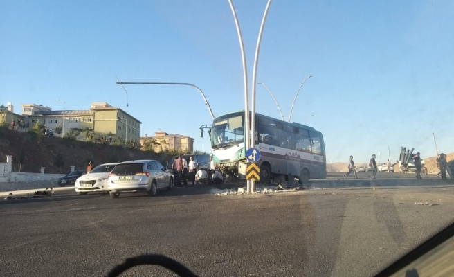 Urfa'da otobüs ile otomobil çarpıştı: 5'i ağır 8 yaralı