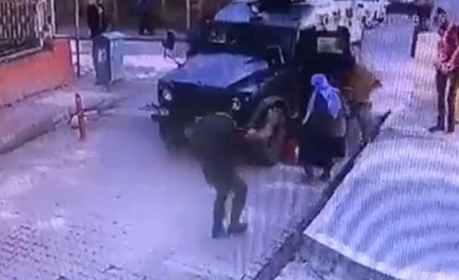 Viranşehir'de küçük çocuk zırhlı polis aracının altında kaldı