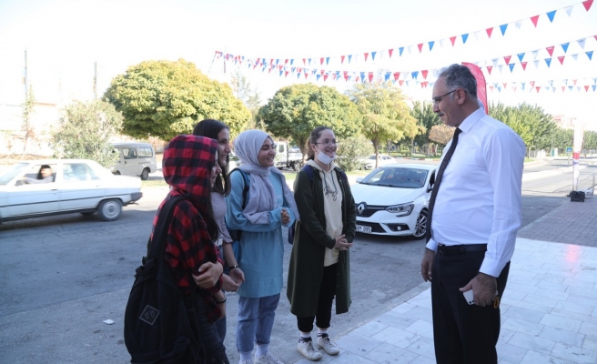 Kuş vatandaşı belediyeye davet etti