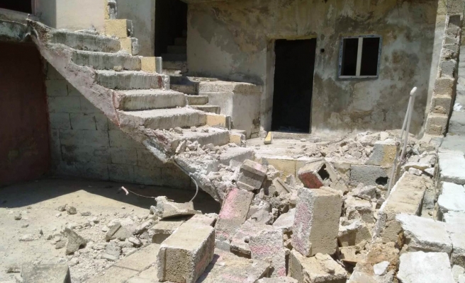 Eyyübiye'de madde bağımlıları evi harabeye çevirdi