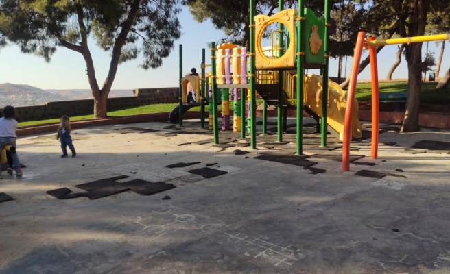 Urfa'da bağımlılar parkın oyun alanını harabeye çevirdiler!