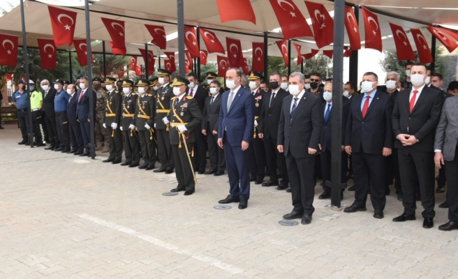 Cumhuriyet Bayramı çelenk sunumuyla başladı