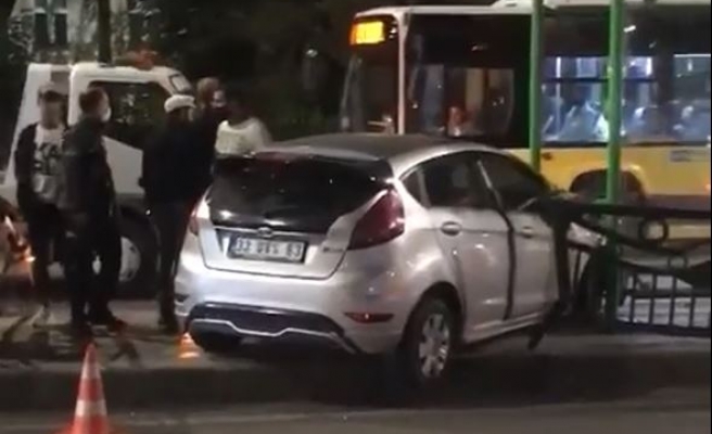 Şanlıurfa'da otomobil durağa daldı