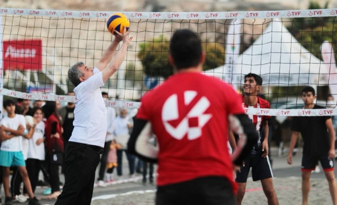Beyazgül gençlerle plaj voleybolu oynadı