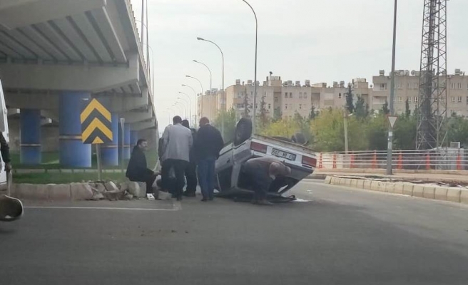Şanlıurfa'da kavşağa kontrolsüz giren otomobil takla attı