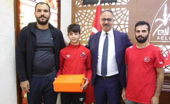 Başkan Kuş, başarılı genç sporcuları ödüllendirdi.