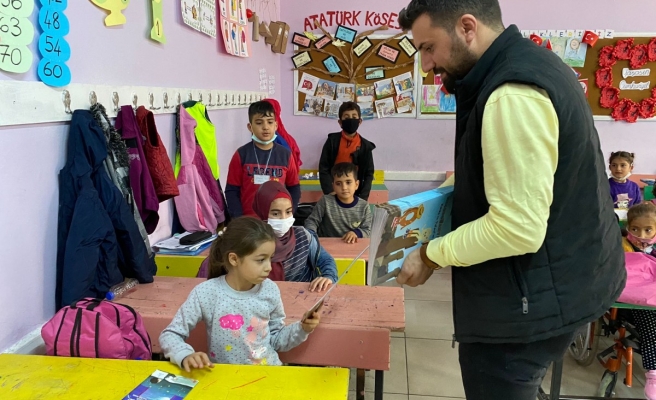 Şanlıurfa'da öğrencilere dergi dağıtıldı