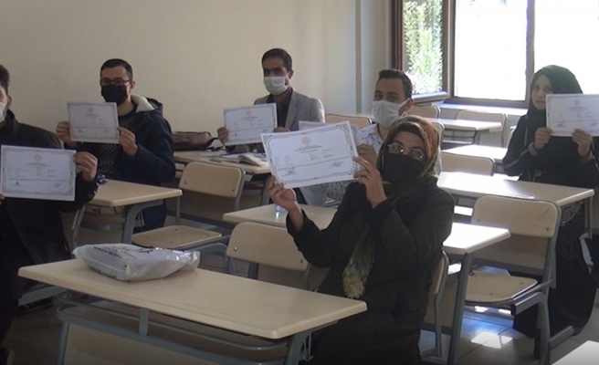 Haliliye'de başarılı kursiyerlere okuma yazma belgesi verildi