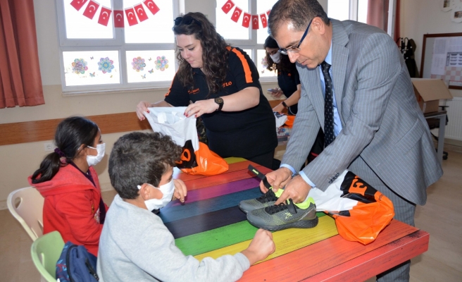 Siverek'te öğrencilere ayakkabı hediye edildi
