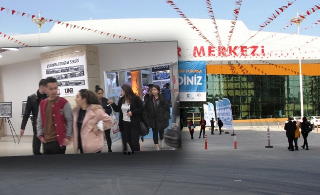 Kitap fuarında sosyal mesafe maske hiçe sayıldı!