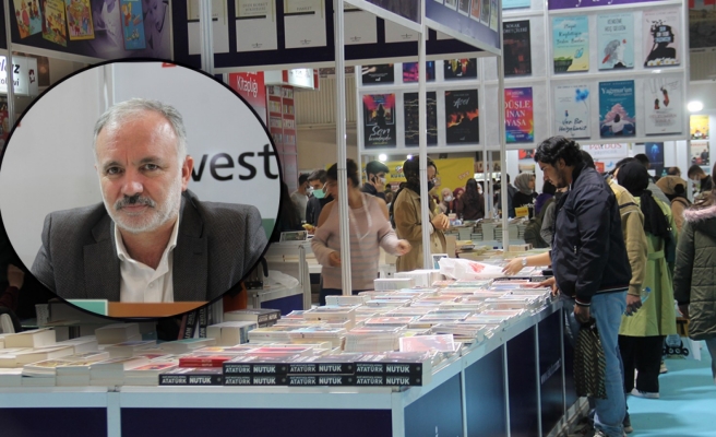 Ayhan Bilgen, Urfa’da fuarda kitaplarını imzaladı