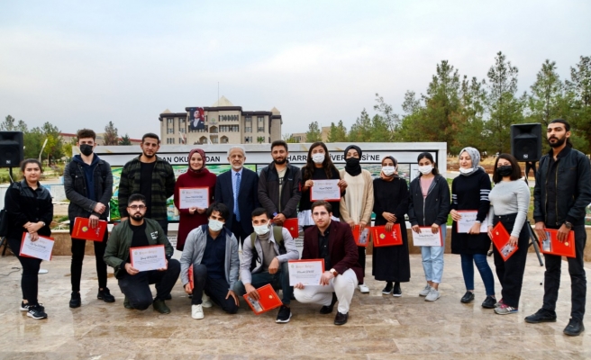 HRÜ’de fotoğraf yarışmasını kazananlar ödüllerini aldı