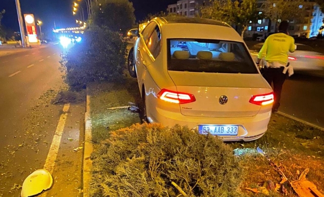 Şanlıurfa'da kontrolden çıkan araç direğe çarptı