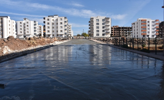 Siverek’te yeni yerleşim alanları ve okulların yolları yapılıyor