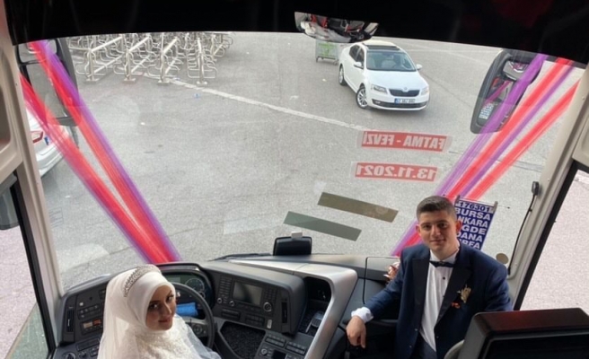 Yolcu otobüsünü gelin arabası yaptı