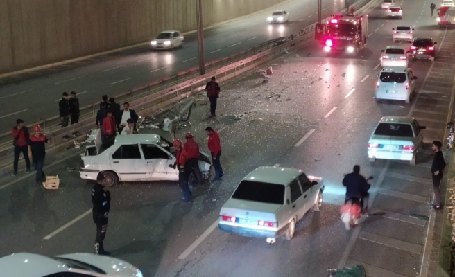 Otomobil karşı şeride uçtu!