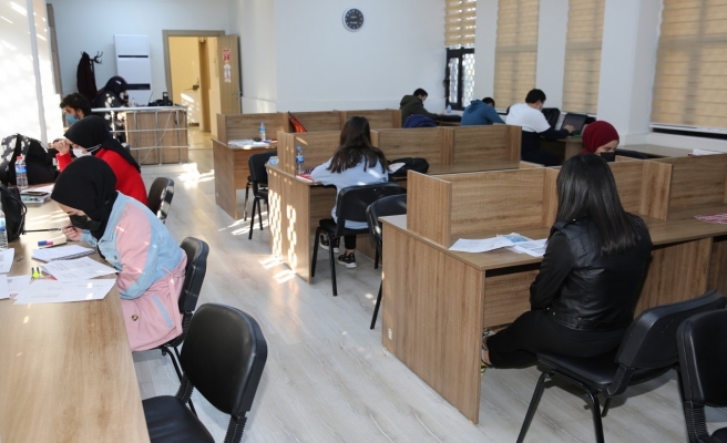 Gençler sınavlara okuma salonlarında hazırlanıyor