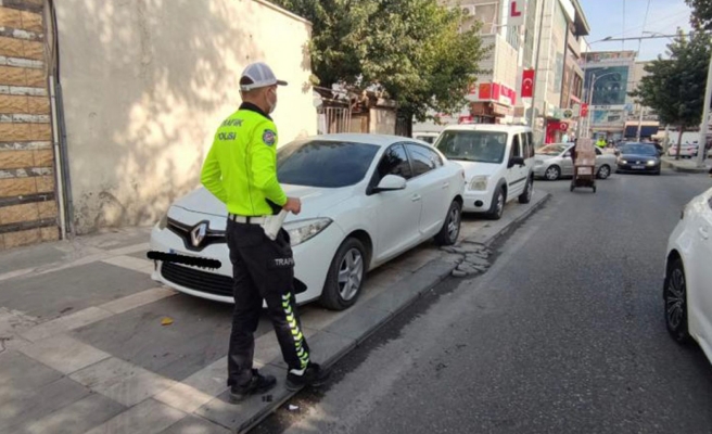 Urfa'da kaldırıma park eden araçlar çekildi