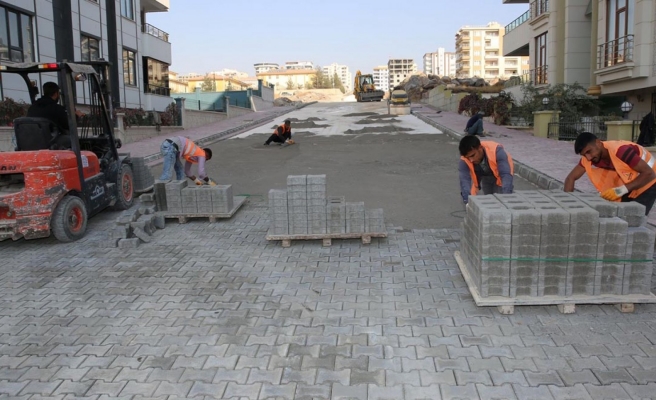 Karaköprü’de bir mahalleye parke taşı döşendi