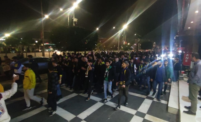 Derbi öncesi taraftardan renkli görüntüler