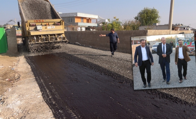 Akçakale’de kırsal mahallede asfalt serimi yapıldı