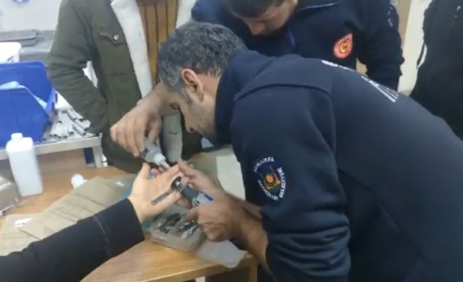 Sıkışan yüzüğü itfaiye çıkardı!