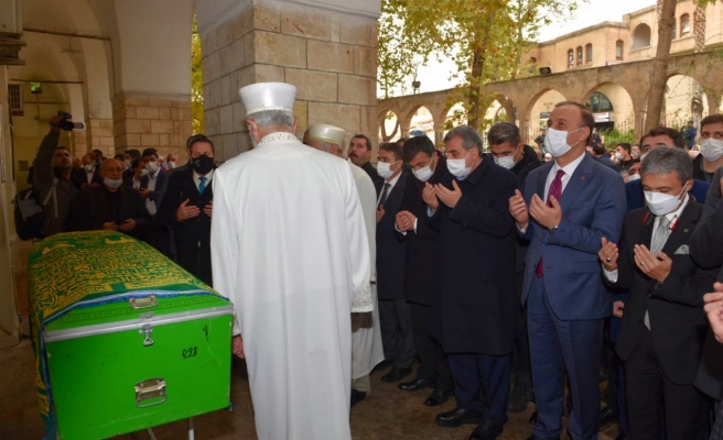 Son yolculuğuna yüzlerce kişi uğurladı