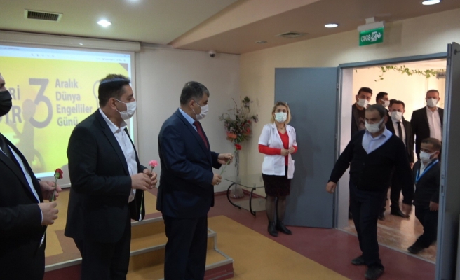 Müdür Gülüm, engelli vatandaşların yaptığı sergiye katıldı