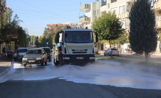 Haliliye’de sokaklar köpüklü suyla yıkandı