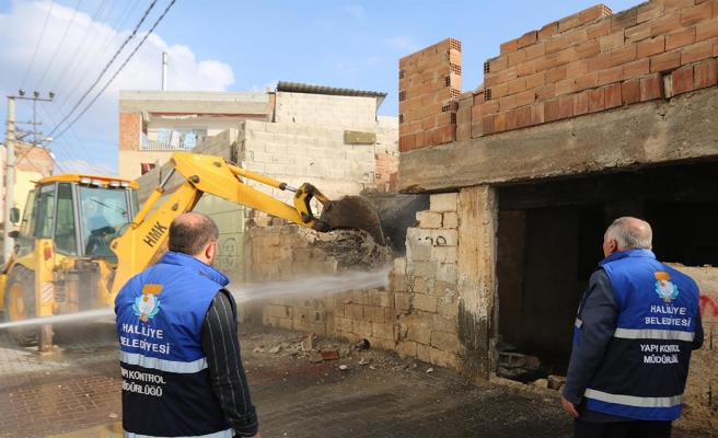 Haliliye Belediyesi riskli bazı binaları yıktı