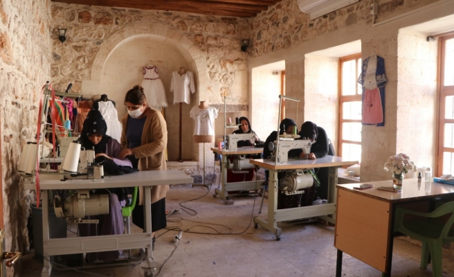 Kadınların iş hayatına atılmalarına olanak sağlanıyor