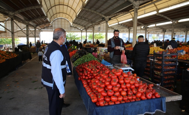 Pazarda fiyat etiketleri kontrol edildi
