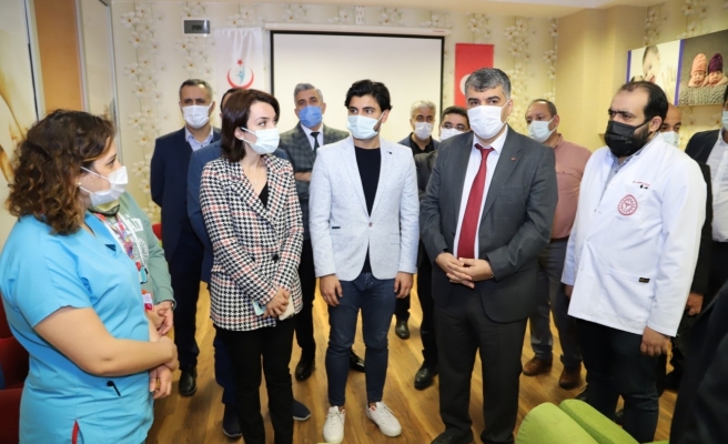 Anne adayları Gebe Okulu'nda bilgileniyor