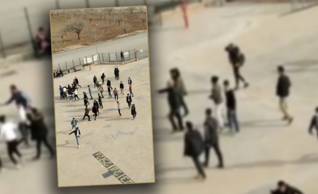 Liseli öğrencilerin okul bahçesinde tekme tokatlı kavgası