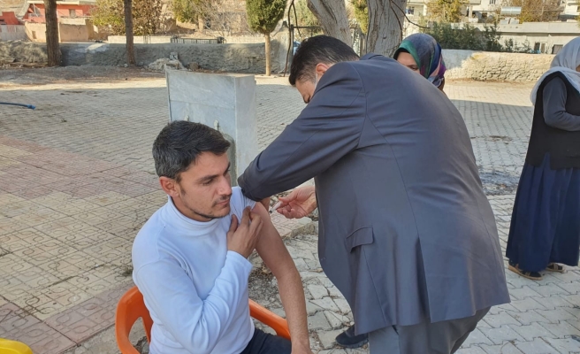 Mobil sağlık tarama aracı aşı için kırsalda