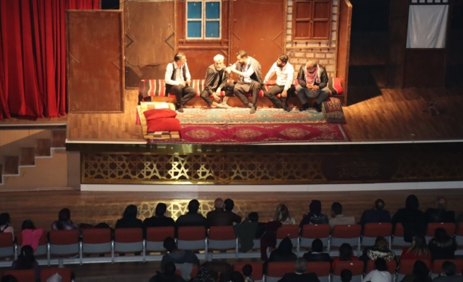 Şehir Tiyatrosu perdelerini açtı