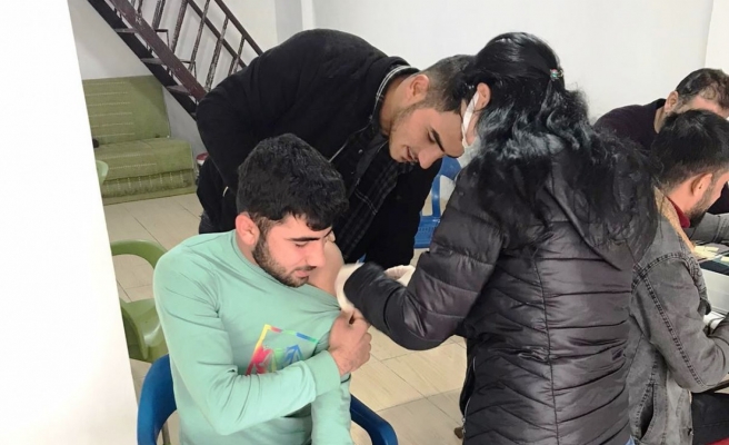 Hem bilgilendiriyorlar hem de aşılarını yapıyorlar