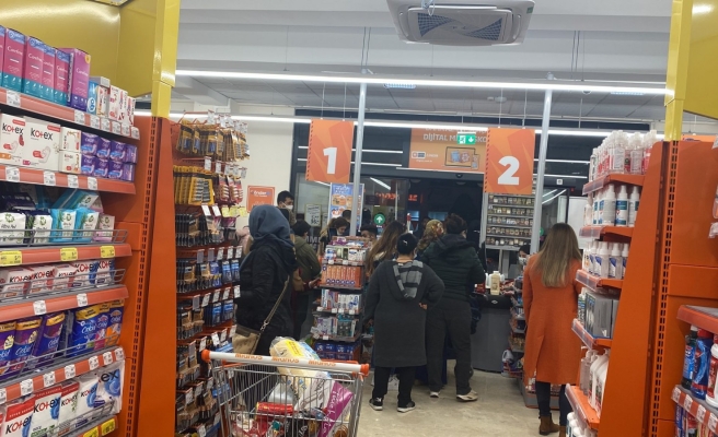 Marketteki indirimli ürünler kapış kapış gitti