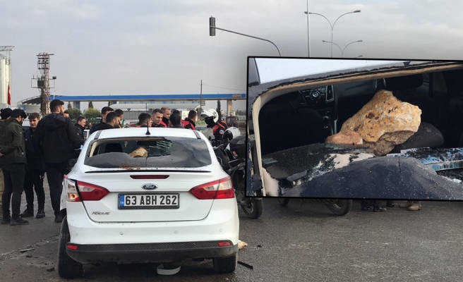 Seyir halindeki araca taşlı saldırı!