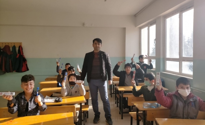 Ortaokul öğrencilerine ağız ve diş bakımı eğitimi           