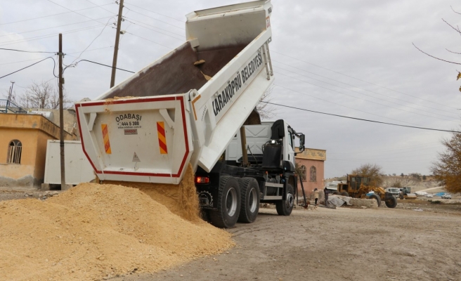 Karaköprü kırsalında yollar çamurdan arındırılıyor