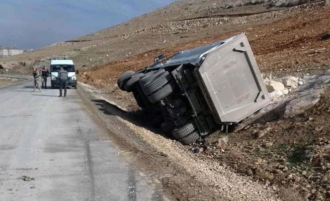 Belediyeye ait kamyon devrildi!